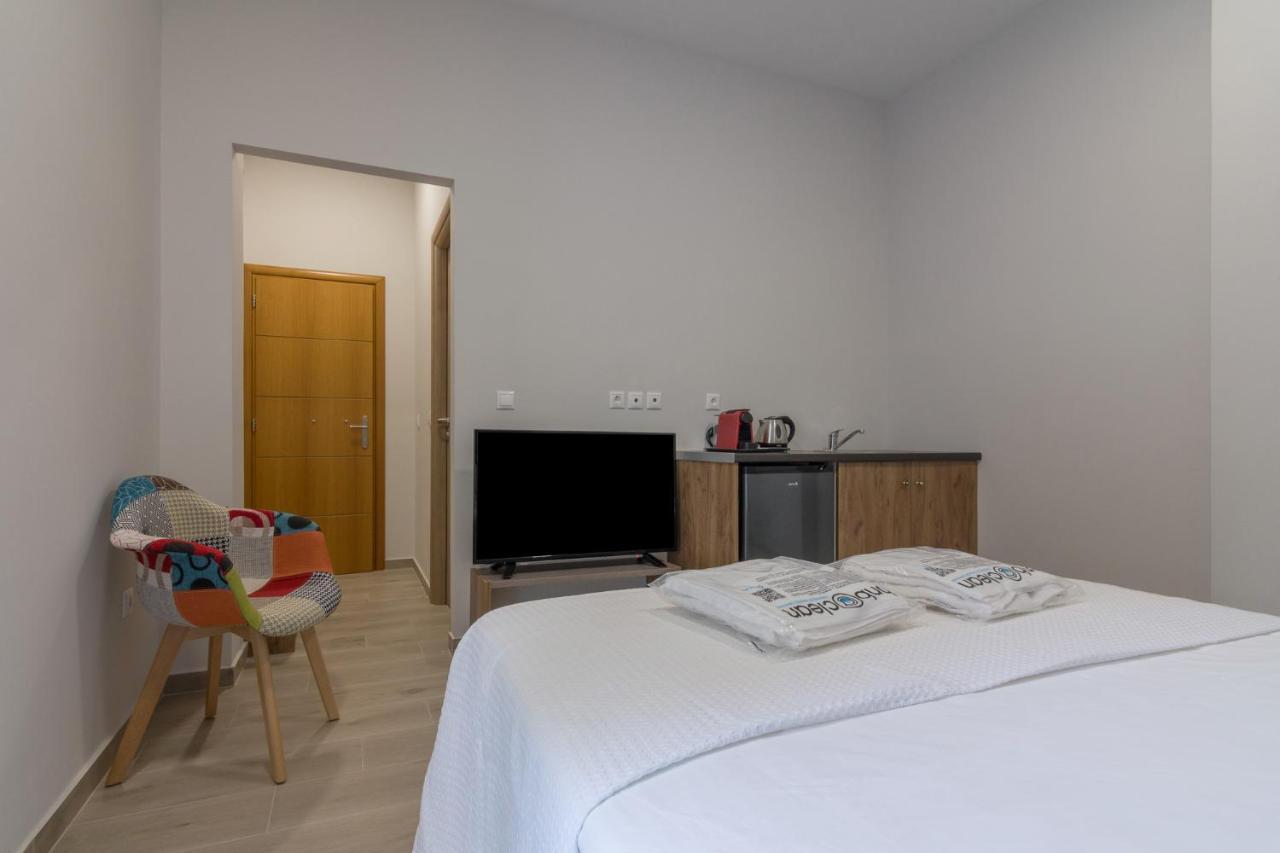 105 Adrianou Plaka *